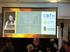 Dre Shay-Lee Bolton présentant sur le renforcement des soutiens en santé mentale pour le personnel de la sécurité publique du Manitoba à la conférence du South Interlake Mutual Aid District (SIMAD).